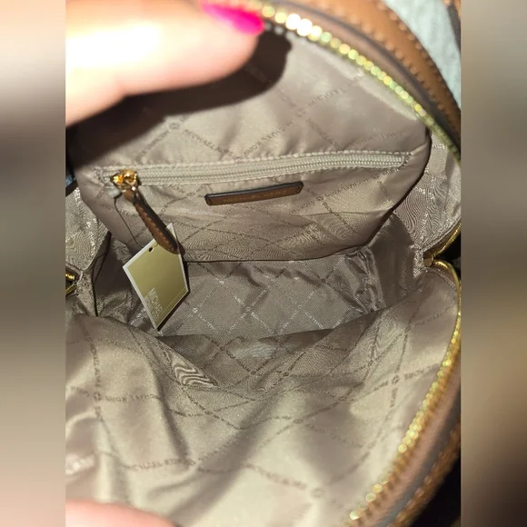 NWT Michael Kors Sheila Medium Logo Backpack - Picture 6 of 11